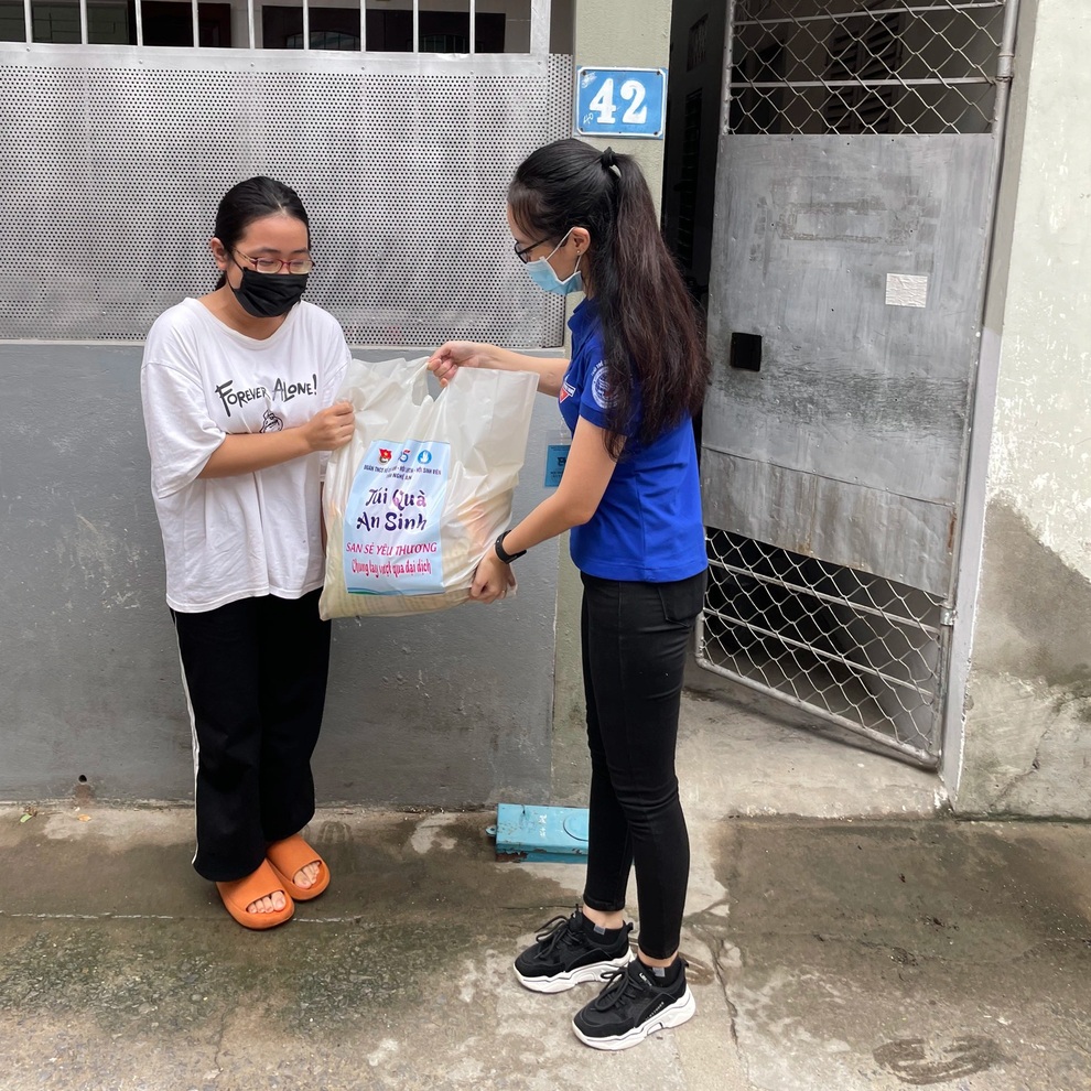 Trao 400 túi quà an sinh tới người dân, sinh viên ảnh hưởng dịch Covid-19 - 6 Trao 400 túi quà an sinh tới người dân, sinh viên ảnh hưởng dịch Covid-19 - 6