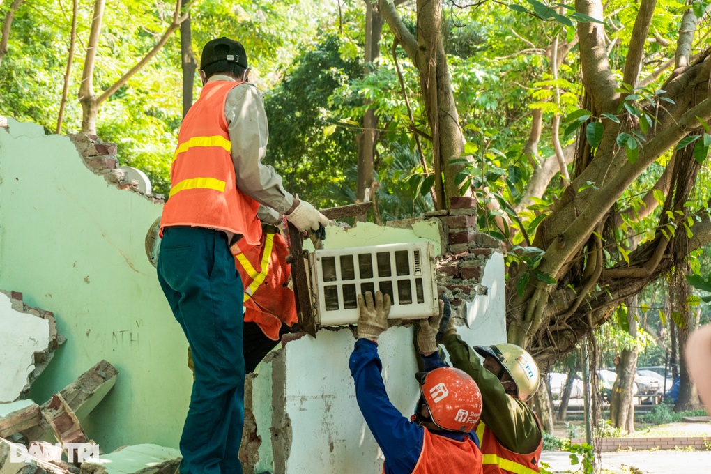 Hà Nội: Tháo dỡ công trình vi phạm trong Công viên Tuổi trẻ Thủ đô - 2 Hà Nội: Tháo dỡ công trình vi phạm trong Công viên Tuổi trẻ Thủ đô - 2