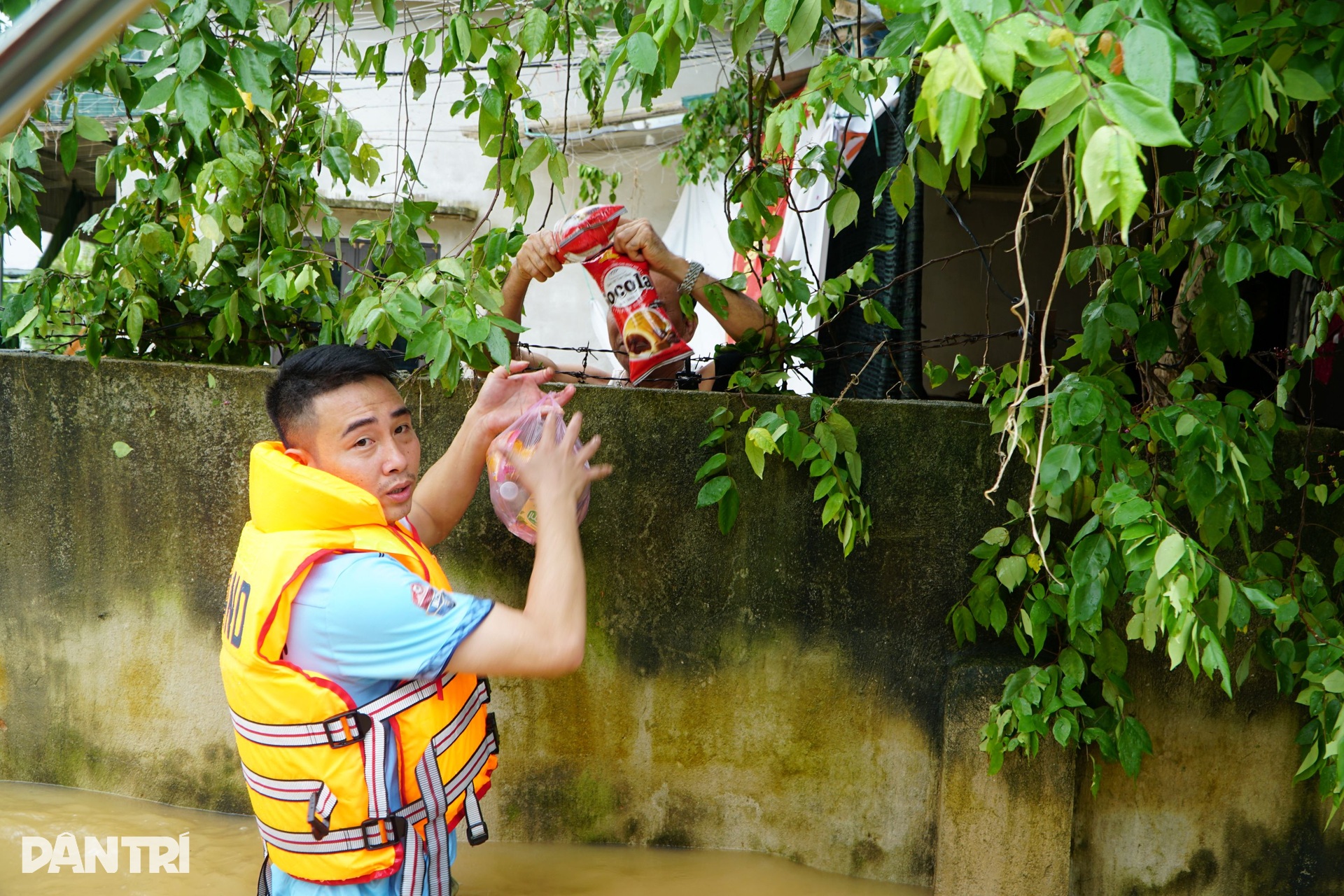 Lũ dâng nhanh, vợ chồng bất lực nhìn tài sản chìm trong biển nước - 13 Lũ dâng nhanh, vợ chồng bất lực nhìn tài sản chìm trong biển nước - 13