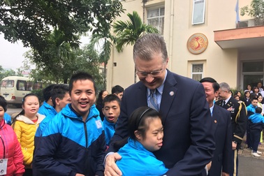 Đại sứ Mỹ thăm các cựu chiến binh, trẻ khuyết tật ở ngôi làng đặc biệt