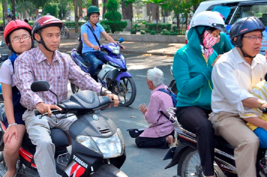 TPHCM đưa gần 300 trẻ em, người lang thang xin ăn về trung tâm bảo trợ - 1 TPHCM đưa gần 300 trẻ em, người lang thang xin ăn về trung tâm bảo trợ - 1