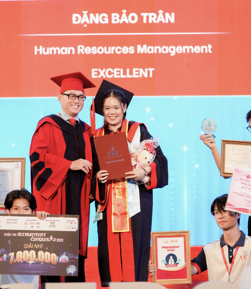Nam sinh gây sốt khi hóa trang thành người nhện lên nhận bằng tốt nghiệp - 4 Nam sinh gây sốt khi hóa trang thành người nhện lên nhận bằng tốt nghiệp - 4