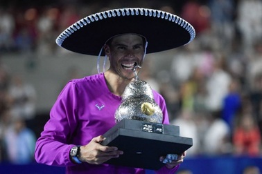 Nadal trở thành tay vợt lớn tuổi nhất vô địch Acapulco