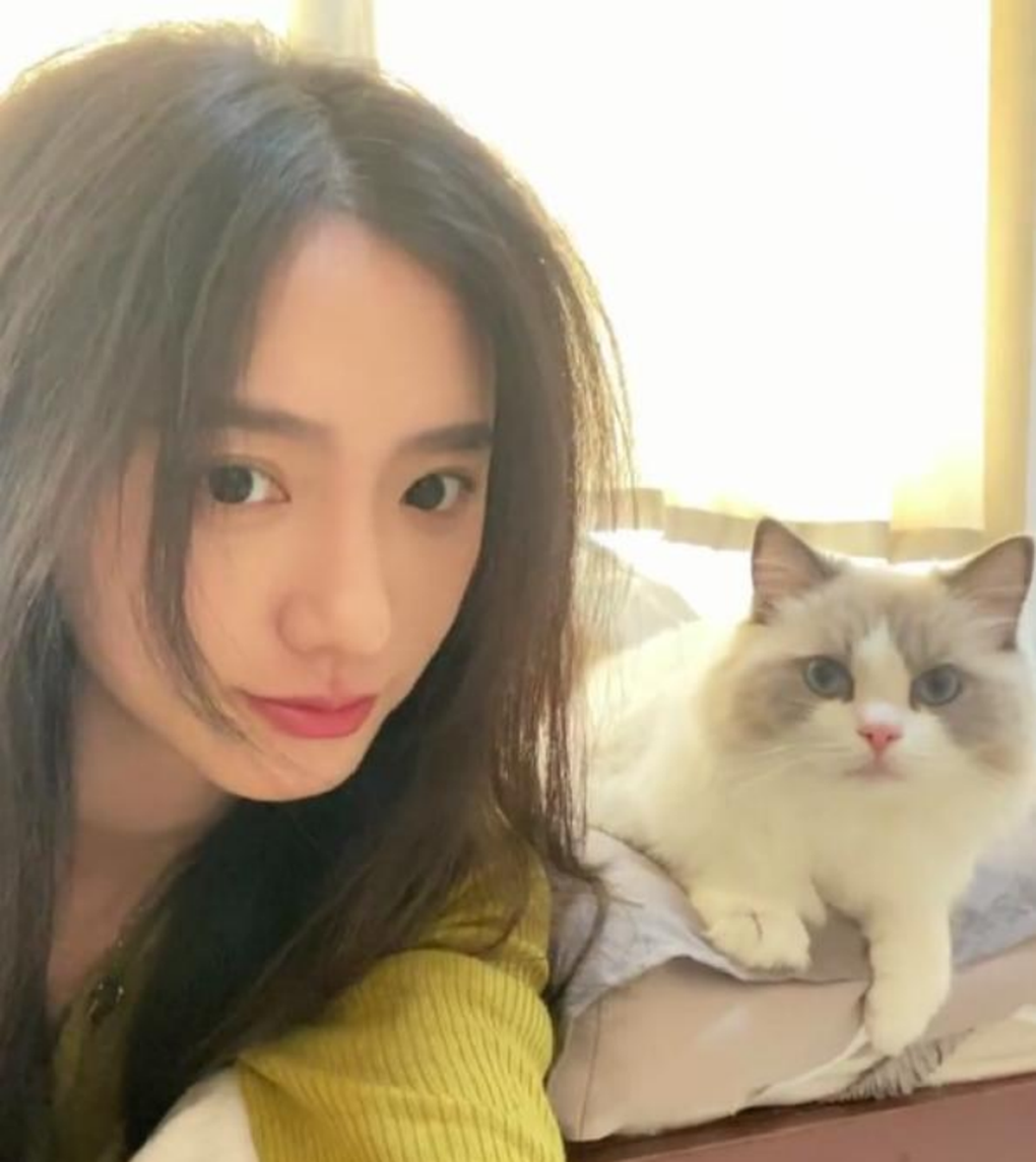 Nữ giảng viên Trung Quốc gây sốt vì có ngoại hình được ví đẹp như tiên nữ - 2 Nữ giảng viên Trung Quốc gây sốt vì có ngoại hình được ví đẹp như tiên nữ - 2