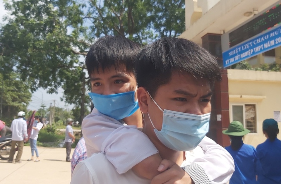 Xúc động hình ảnh nam sinh cõng bạn vào phòng thi tốt nghiệp THPT - 3 Xúc động hình ảnh nam sinh cõng bạn vào phòng thi tốt nghiệp THPT - 3