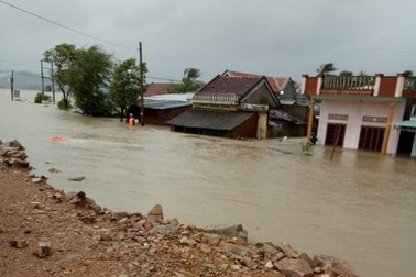 Làm đường như đắp đê khiến nhiều hộ dân chìm trong biển nước!
