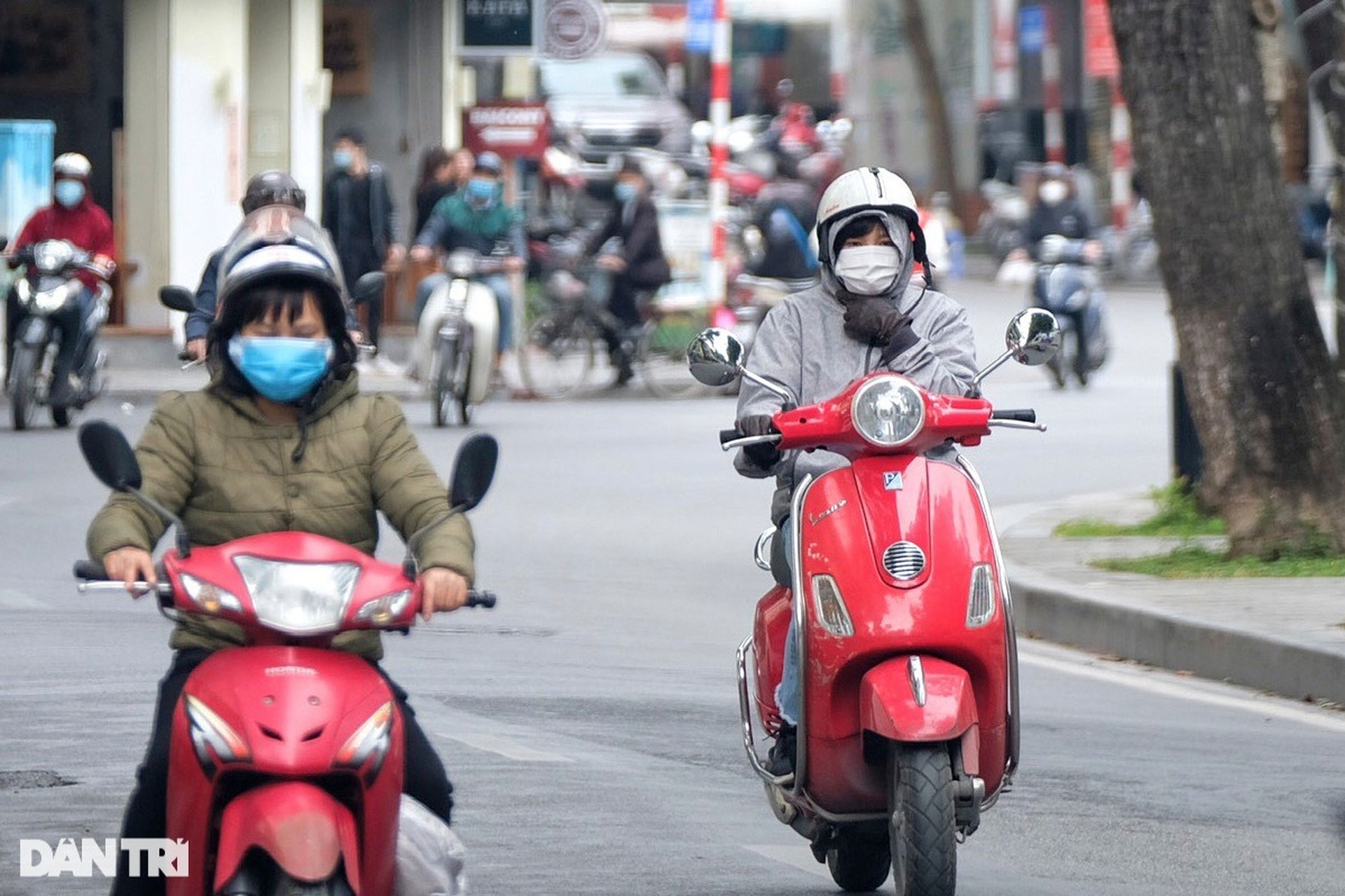 Hà Nội rét đậm, người ra đường phải nép sát nhau, mặc áo mưa tránh gió lạnh - 3 Hà Nội rét đậm, người ra đường phải nép sát nhau, mặc áo mưa tránh gió lạnh - 3