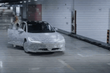 Chiếc ô tô Trung Quốc có thể chạy ngang vào chỗ đỗ như cua bò