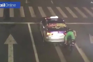 Lĩnh hậu quả vì vừa chạy xe vừa sử dụng điện thoại di động