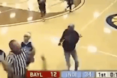 Trọng tài bóng rổ bị cả gia đình cầu thủ đánh bầm dập