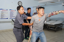 Người đàn ông bóp cổ, dọa giết bác sĩ vì con hóc xương phải chờ 30 phút