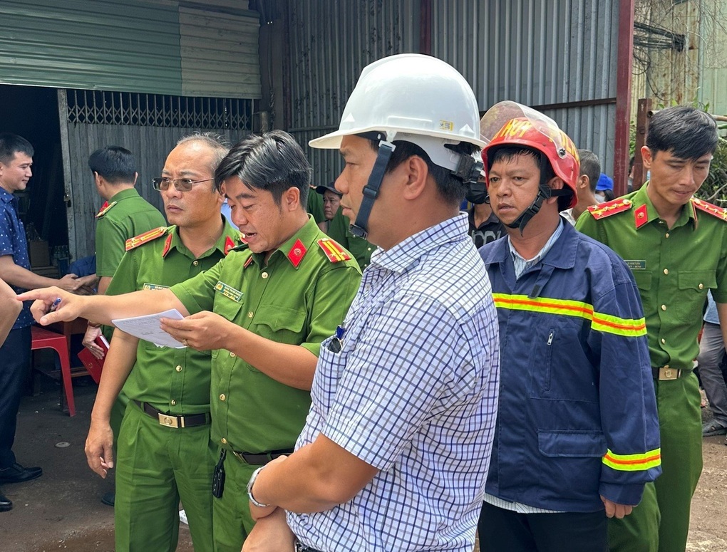 5 công nhân ở TPHCM mắc kẹt dưới cống thoát nước, 1 người tử vong - 2 5 công nhân ở TPHCM mắc kẹt dưới cống thoát nước, 1 người tử vong - 2