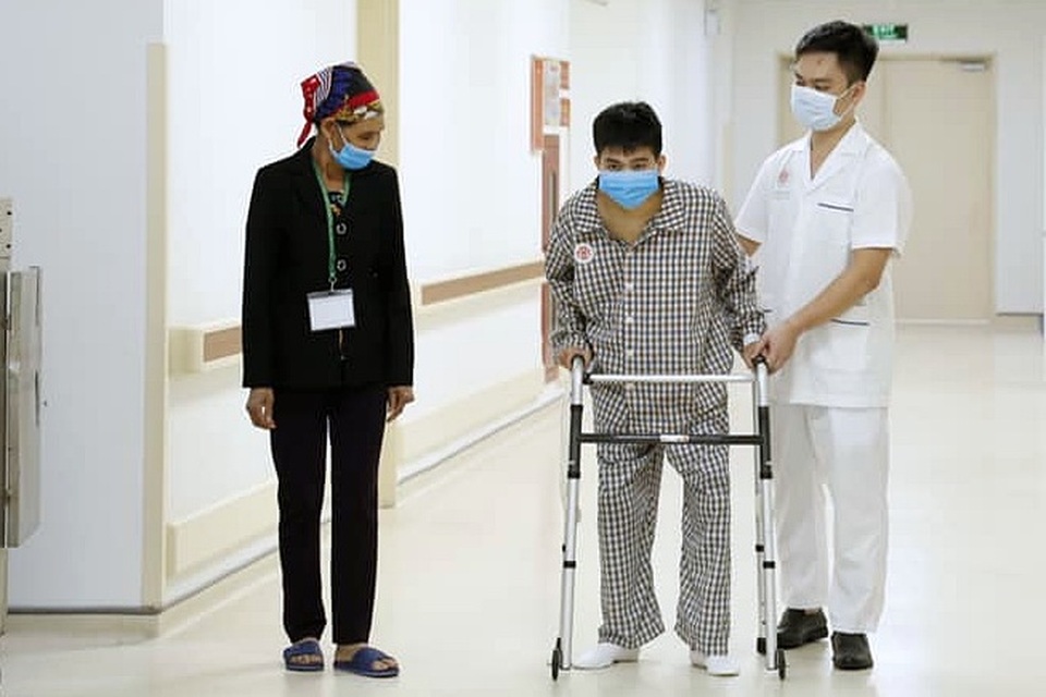 Chàng trai trẻ có dáng đi kỳ lạ, hai chân khuỳnh ra 2 bên - 4 Chàng trai trẻ có dáng đi kỳ lạ, hai chân khuỳnh ra 2 bên - 4