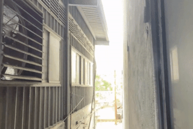 Nhà máy nằm giữa phố phả thẳng quạt thổi khí thải, bụi vải vào nhà dân