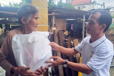 Báo Dân trí khẩn trương trao 500 túi an sinh tới người dân vùng lũ Đà Nẵng