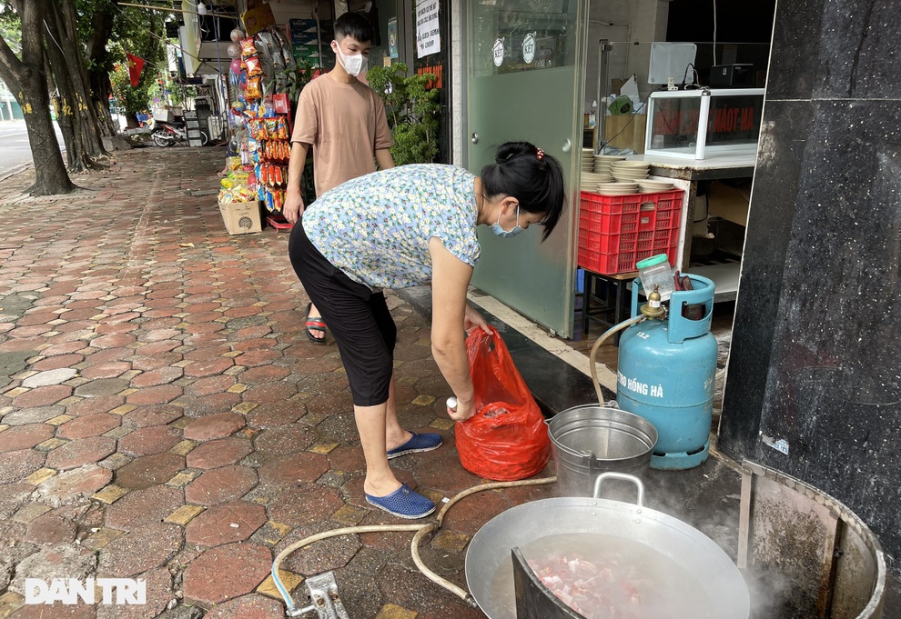 Hà Nội: Chủ hàng tất bật dọn quán trước giờ được mở cửa bán hàng trở lại - 2 Hà Nội: Chủ hàng tất bật dọn quán trước giờ được mở cửa bán hàng trở lại - 2