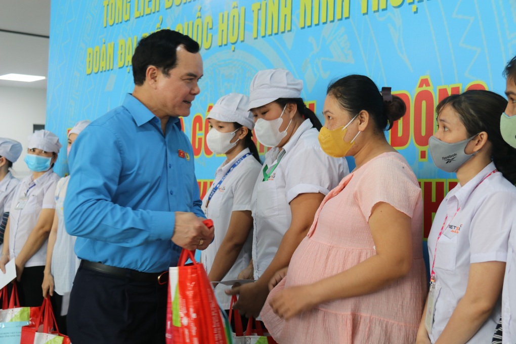 Giá cả đội cao, công nhân mong lương tăng theo để đảm bảo đời sống - 1 Giá cả đội cao, công nhân mong lương tăng theo để đảm bảo đời sống - 1