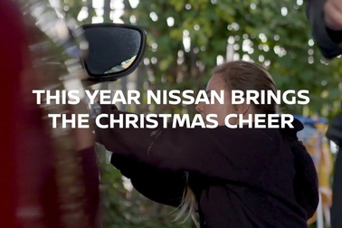 Chiếc Nissan Leaf được trang trí lung linh như cây thông Noel