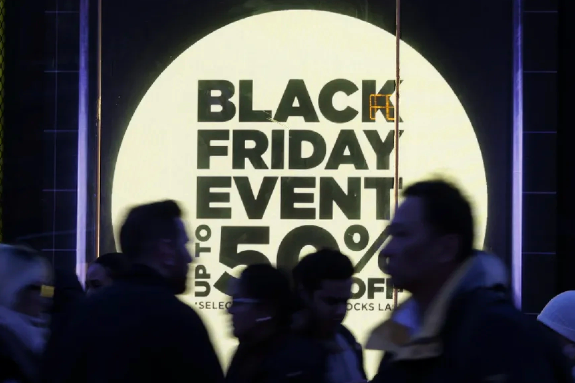 Black Friday thế giới: Người dân xếp hàng từ đêm, dựng lều để săn sale - 11 Black Friday thế giới: Người dân xếp hàng từ đêm, dựng lều để săn sale - 11
