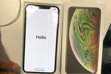 iPhone XS Max vừa mở bán đã bị lỗi màn hình kẻ sọc