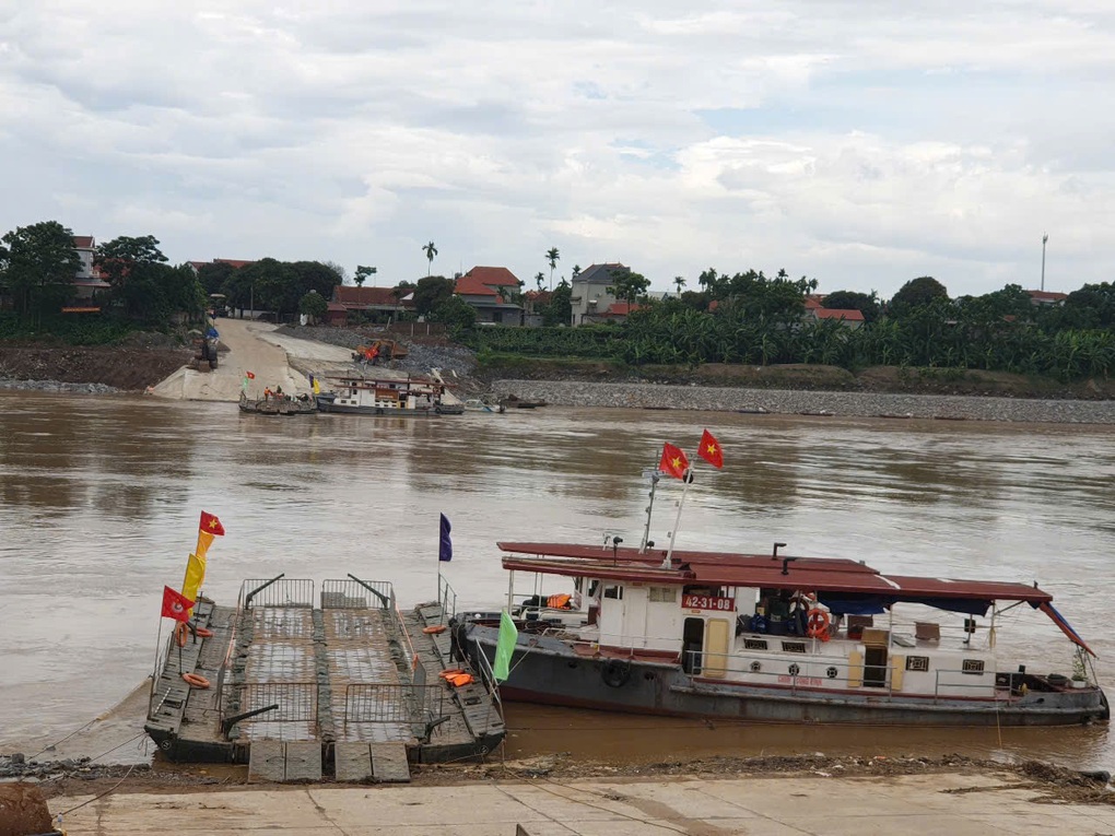 Quân đội dùng phà quân sự đưa người dân qua khu vực cầu Phong Châu - 1 Quân đội dùng phà quân sự đưa người dân qua khu vực cầu Phong Châu