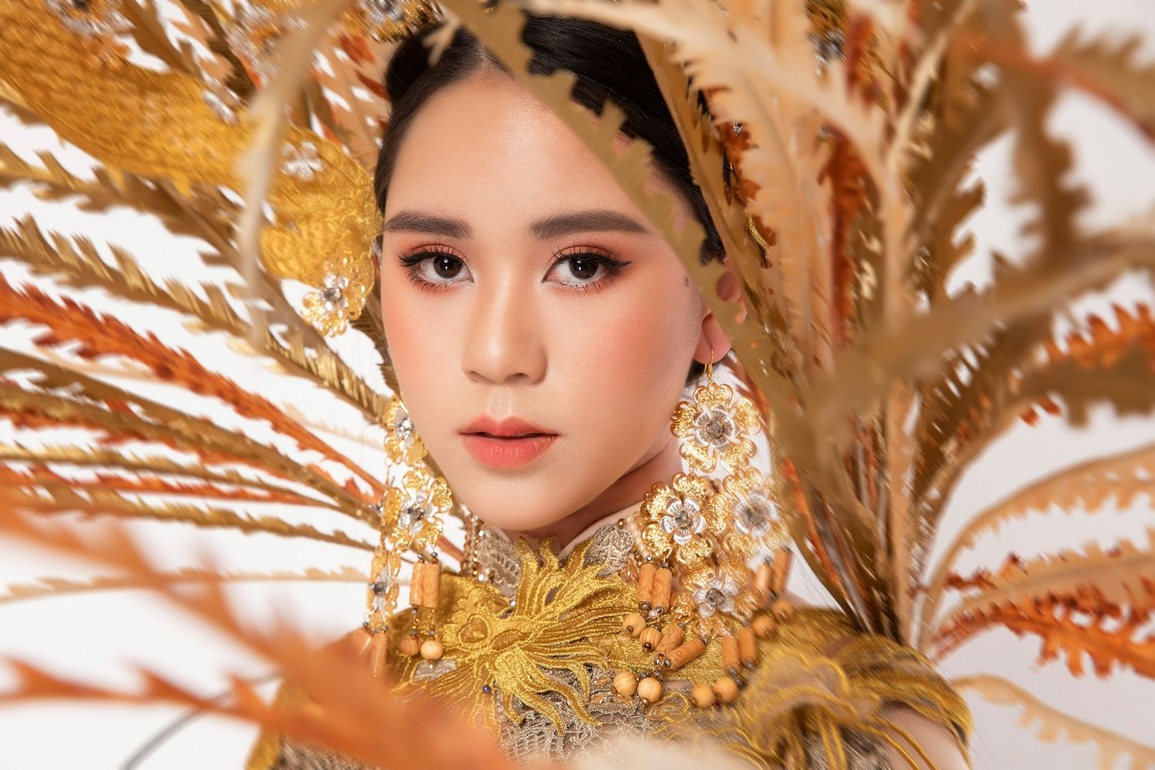 Vũ Huyền Diệu diện quốc phục rồng phượng lạ mắt - 2 Vũ Huyền Diệu diện quốc phục rồng phượng lạ mắt - 2