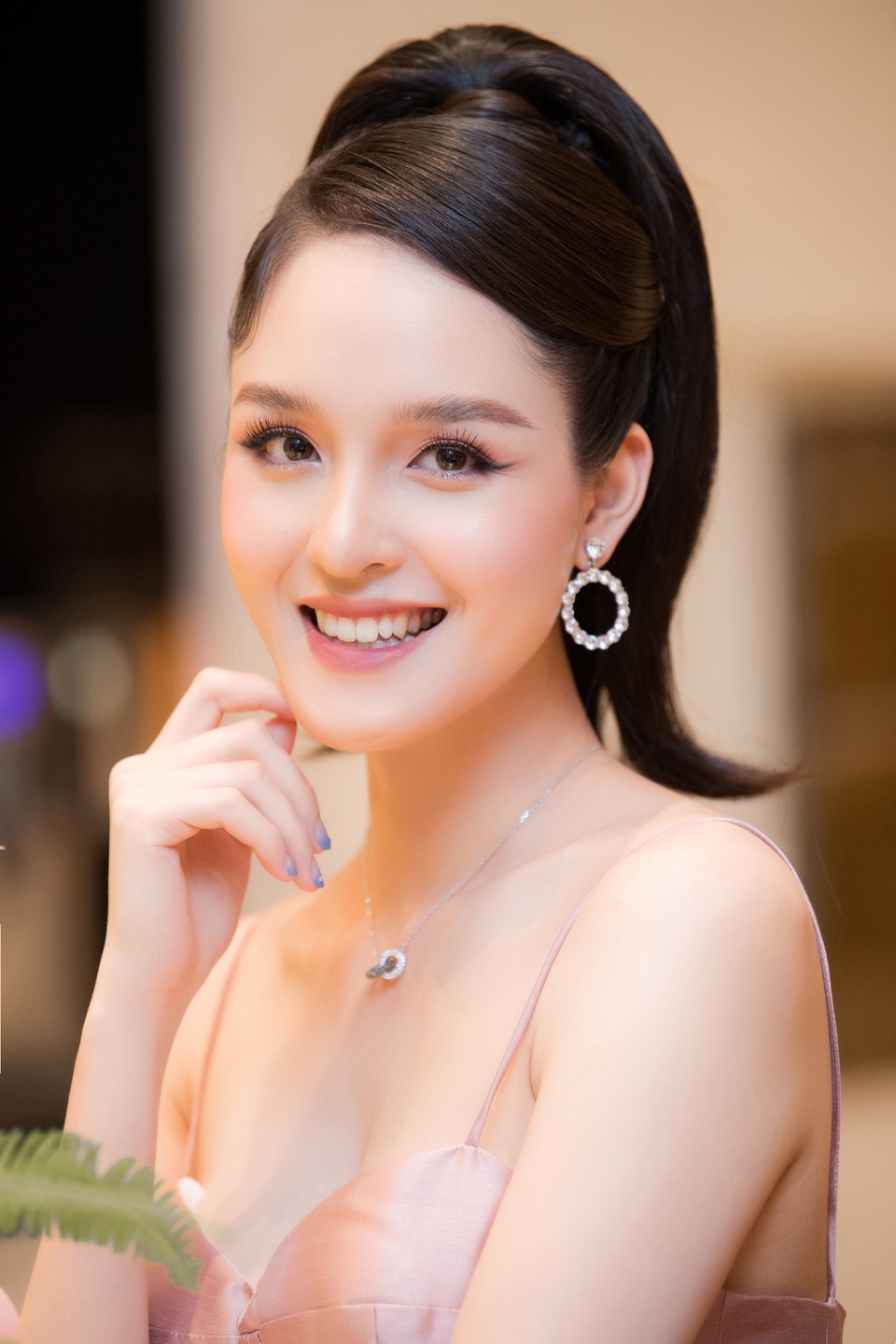 Ngẩn ngơ nhan sắc Á hậu Hoàng Anh sau khi sinh con thứ 2 - 5 Ngẩn ngơ nhan sắc Á hậu Hoàng Anh sau khi sinh con thứ 2 - 5