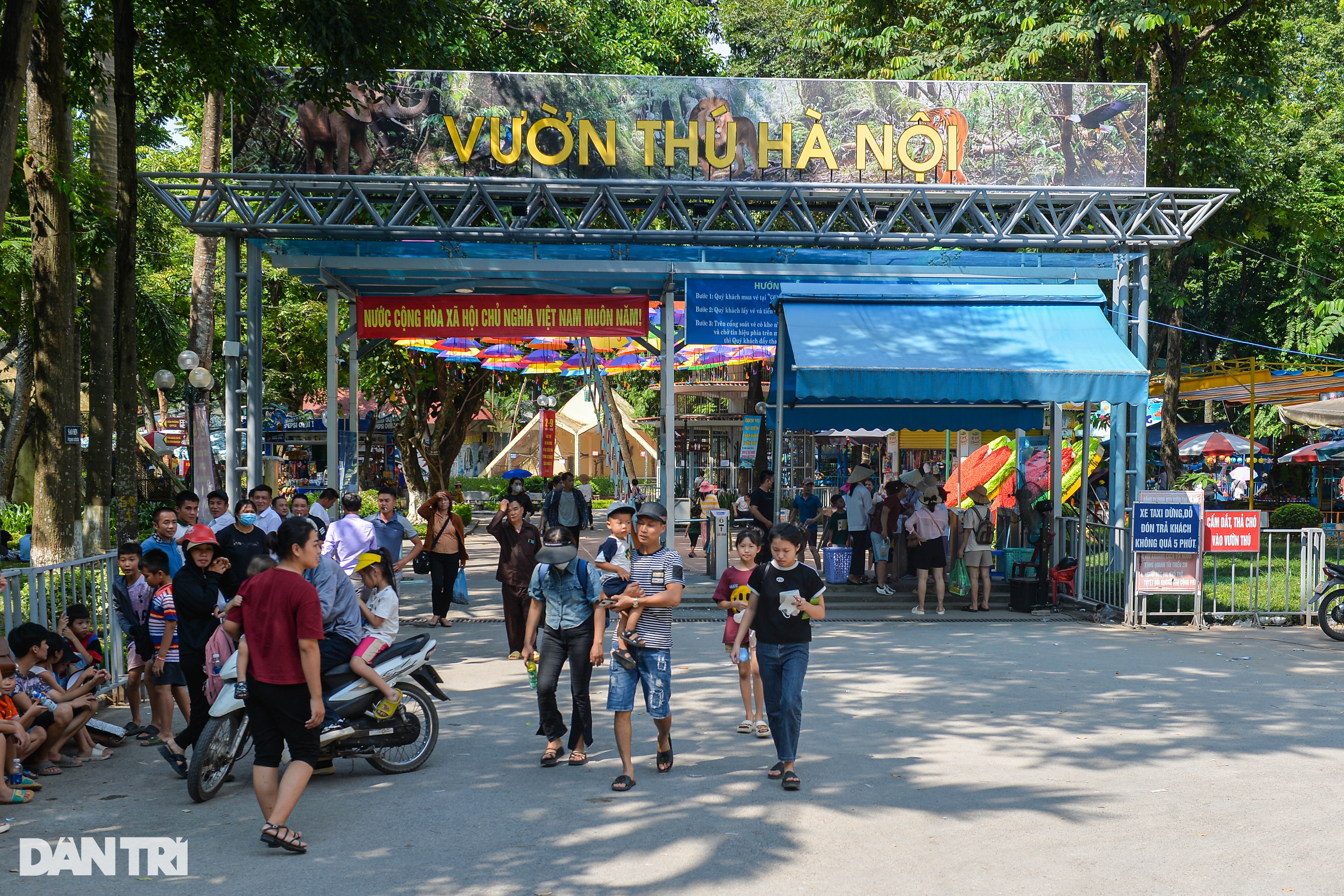Ngày đầu nghỉ lễ 2/9, người dân đội nắng ùn ùn đổ về vườn thú Hà Nội - 1 Ngày đầu nghỉ lễ 2/9, người dân đội nắng ùn ùn đổ về vườn thú Hà Nội - 1
