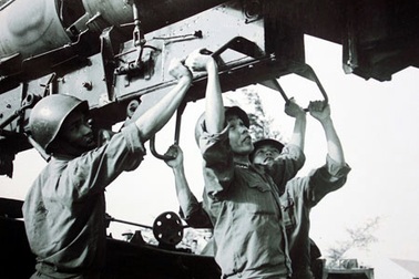 Khoảnh khắc hạ gục “pháo đài bay” B52 trên bầu trời Hà Nội