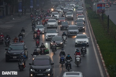 Hà Nội đặc quánh sương mù, ô tô xe máy bật đèn đi giữa ban ngày