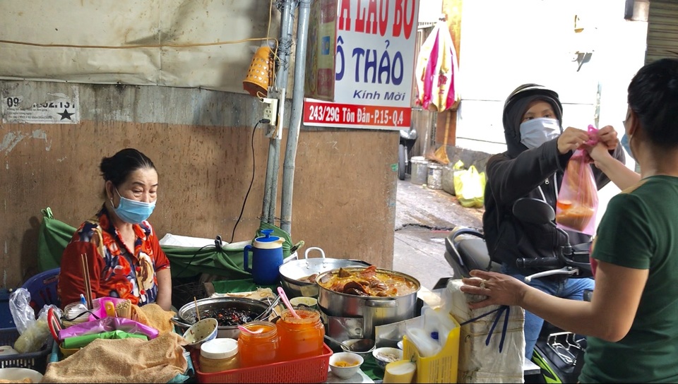 TPHCM: Hàng quán loay hoay tìm lối ra trong mùa dịch Covid-19 - 2 TPHCM: Hàng quán loay hoay tìm lối ra trong mùa dịch Covid-19 - 2