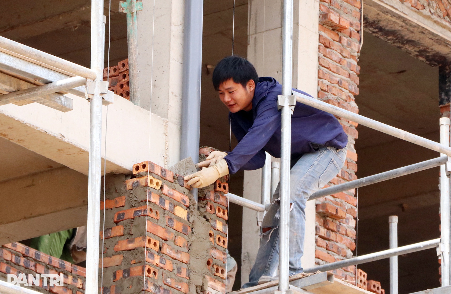 Tăng ca, tăng tiền công, đẩy nhanh tiến độ trường nội trú liên cấp - 6 Tăng ca, tăng tiền công, đẩy nhanh tiến độ trường nội trú liên cấp - 6
