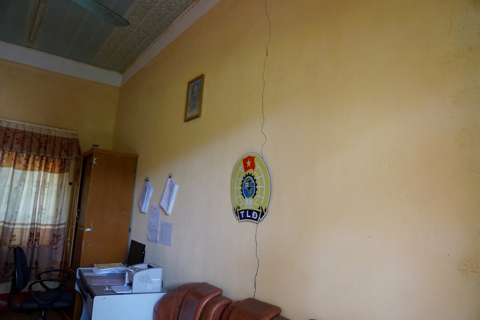 Phòng học xuống cấp, thầy và trò thấp thỏm lo âu trước năm học mới - 8 Phòng học xuống cấp, thầy và trò thấp thỏm lo âu trước năm học mới - 8