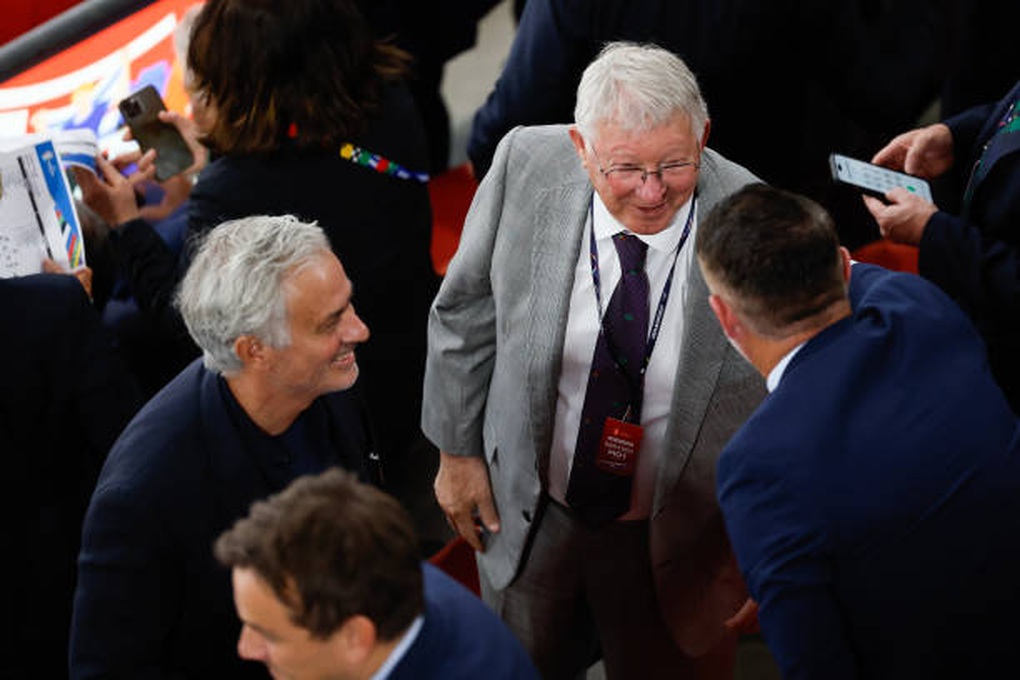 Sir Alex Ferguson và Mourinho tay bắt mặt mừng, cười nói rôm rả ở Euro 2024 - 7 Sir Alex Ferguson và Mourinho tay bắt mặt mừng, cười nói rôm rả ở Euro 2024 - 7