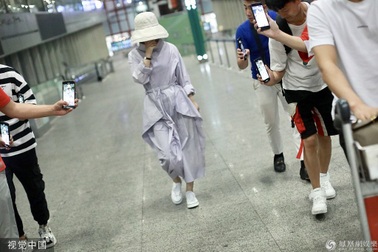 Lộ diện lần đầu sau khi sinh, Triệu Lệ Dĩnh che kín toàn thân