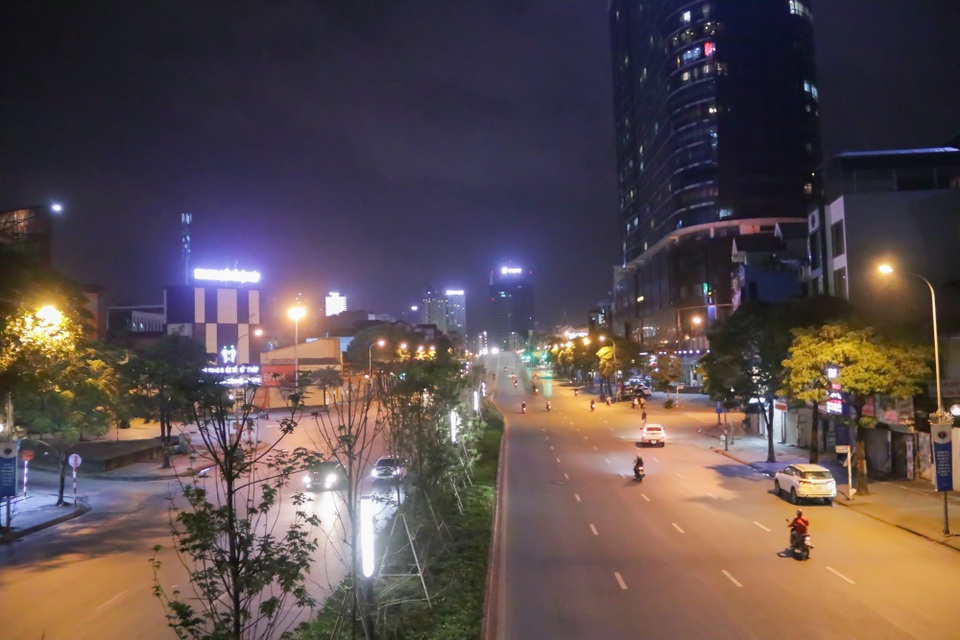 Hà Nội: Đường phố lặng lẽ trong đêm cuối cách ly toàn xã hội - 13 Hà Nội: Đường phố lặng lẽ trong đêm cuối cách ly toàn xã hội - 13