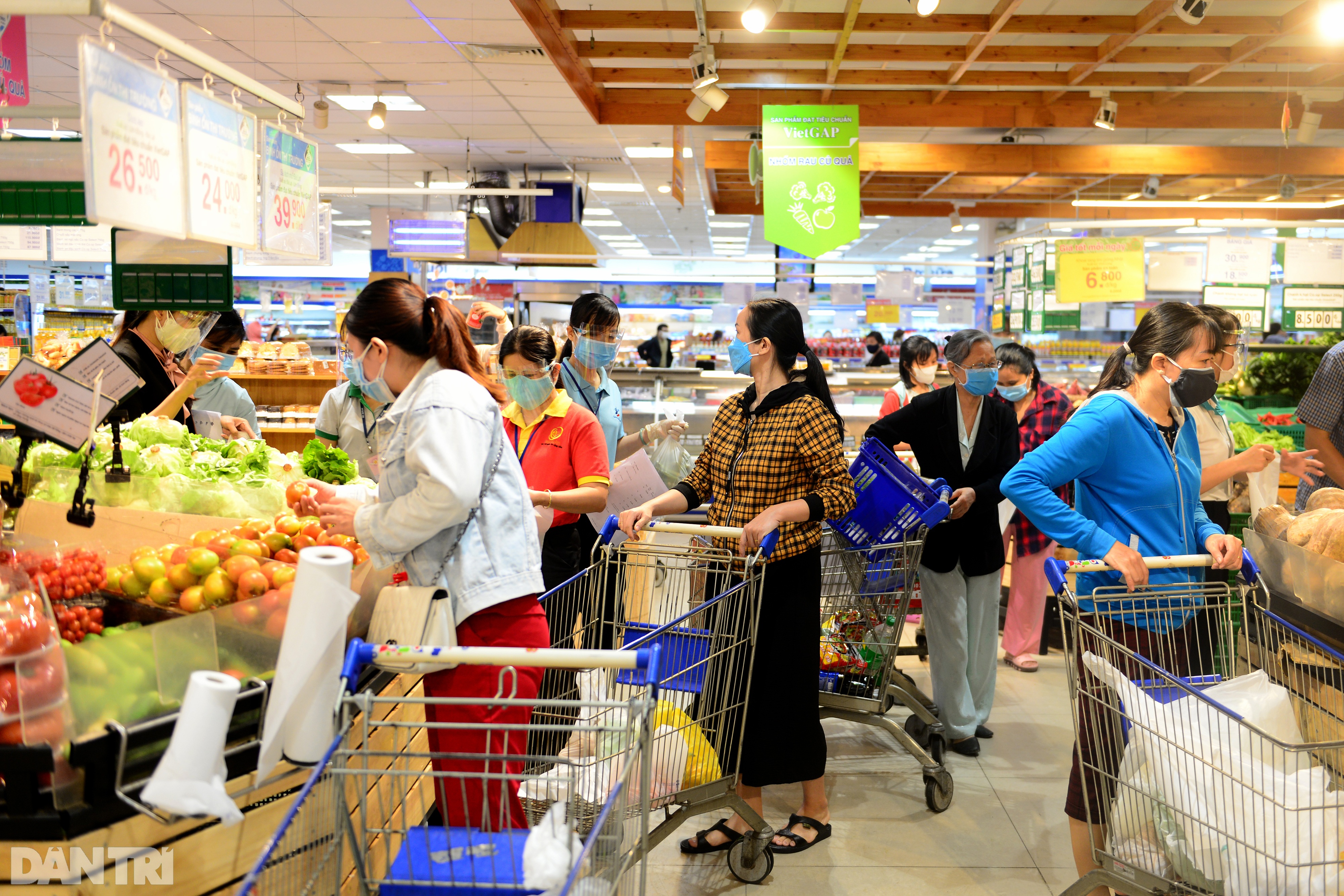 Xếp hàng dài hàng trăm mét vào siêu thị ở TPHCM, chờ cả tiếng để thanh toán - 7 Xếp hàng dài hàng trăm mét vào siêu thị ở TPHCM, chờ cả tiếng để thanh toán - 7