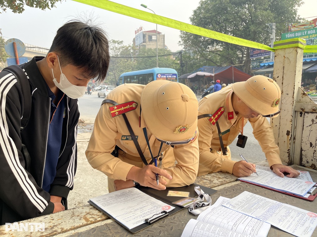 Sợ hỏng tóc vì vuốt keo, nam sinh đầu trần quay đầu tông trúng ô tô - 3 Sợ hỏng tóc vì vuốt keo, nam sinh đầu trần quay đầu tông trúng ô tô - 3