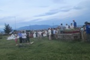 Phát hiện xác chết đang phân hủy trong... nghĩa địa