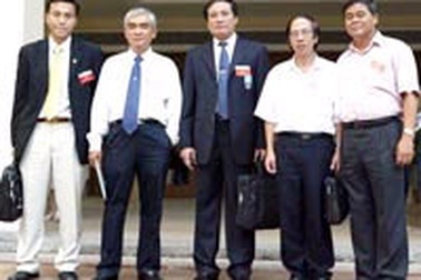 Lăng kính màu hồng hay lời biện bạch cuối năm?