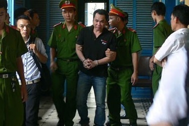 Những gã đàn ông rình vợ đi khách sạn 