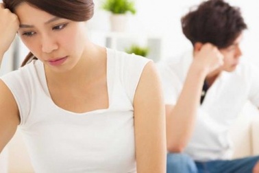 Ngần ngừ đưa đơn xin ly hôn cho vợ, ai ngờ cô ấy ném thẳng vào mặt tôi tờ giấy này