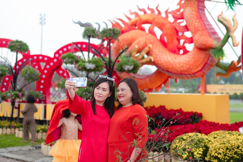 Cặp rồng ở Bắc Giang vừa ra mắt, người dân nô nức chụp ảnh check-in - 7 Cặp rồng ở Bắc Giang vừa ra mắt, người dân nô nức chụp ảnh check-in - 7