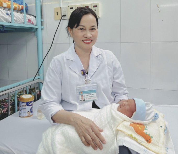 Bác sĩ Trần Thị Hoà, trưởng khoa sản Trung tâm y tế Phú Quốc đang chăm sóc bé. (Ảnh: TTYT Phú Quốc).