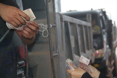 Tài xế “chơi chiêu” dùng tiền lẻ mua vé, trạm thu phí “tê liệt”