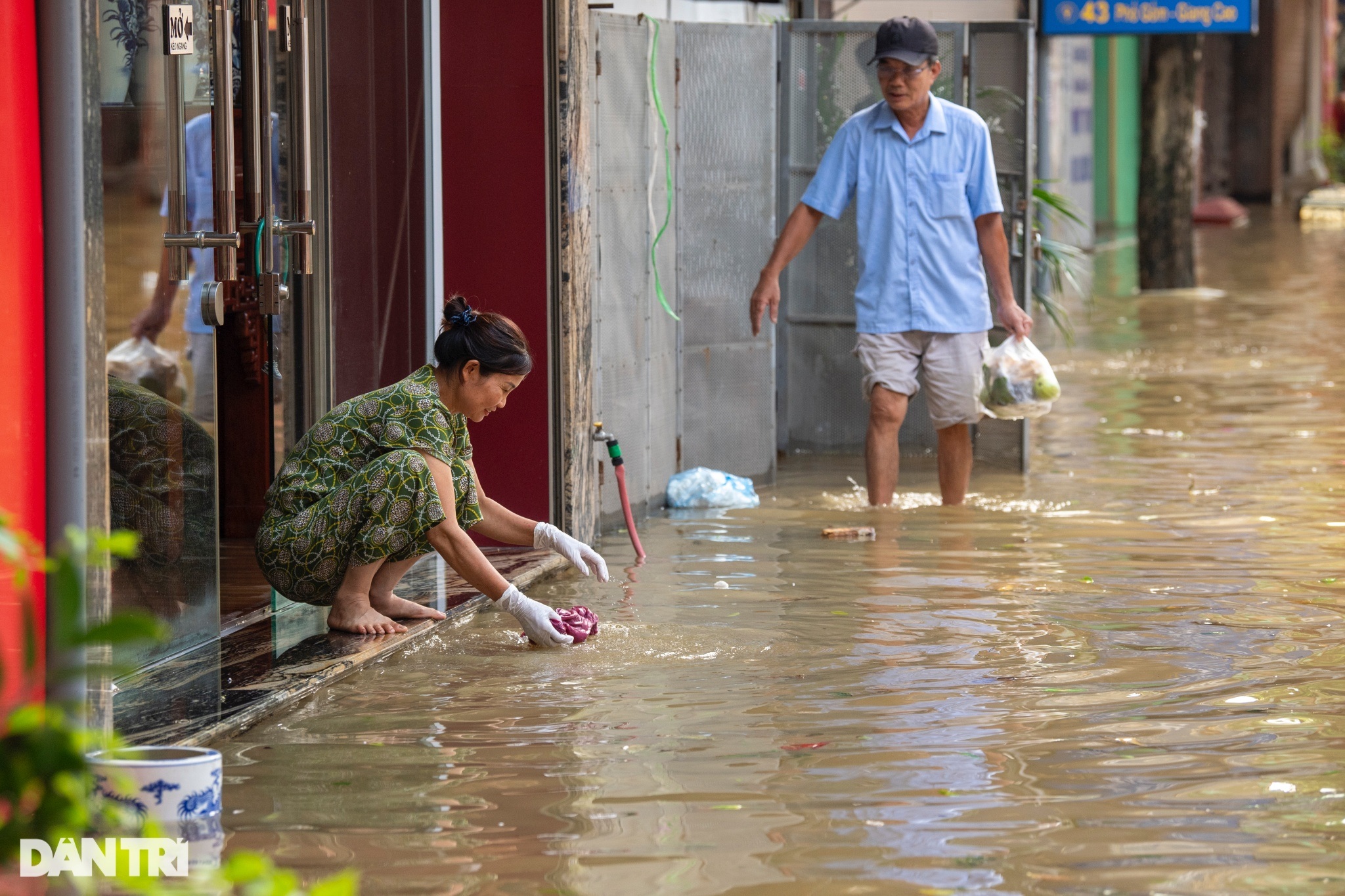 View - Hà Nội: Làng gốm Bát Tràng chìm trong biển nước | Báo Dân trí