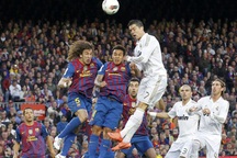 C. Ronaldo lập công, Real Madrid quật đổ Barca tại Nou Camp