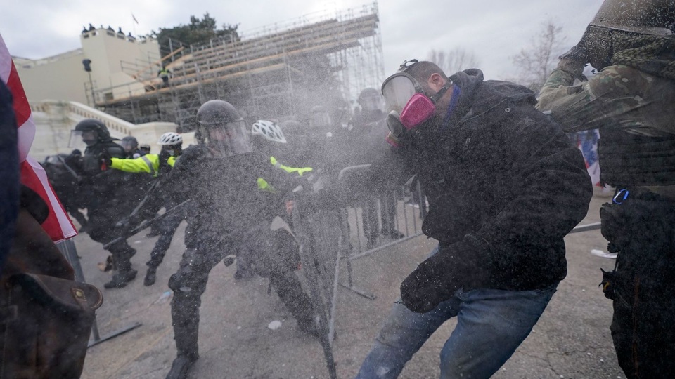 Bốn giờ hỗn loạn khi quốc hội Mỹ thất thủ vì người ủng hộ ông Trump - 14 Bốn giờ hỗn loạn khi quốc hội Mỹ thất thủ vì người ủng hộ ông Trump - 14