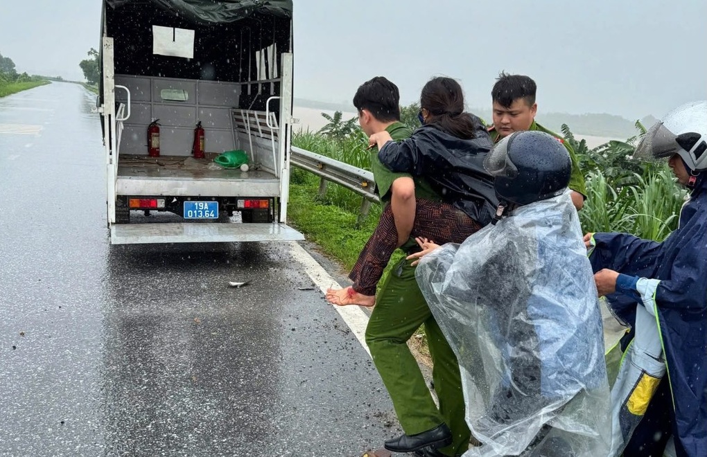 Công an cứu người phụ nữ nằm bất động trên đường trong cơn mưa - 1 Công an cứu người phụ nữ nằm bất động trên đường trong cơn mưa