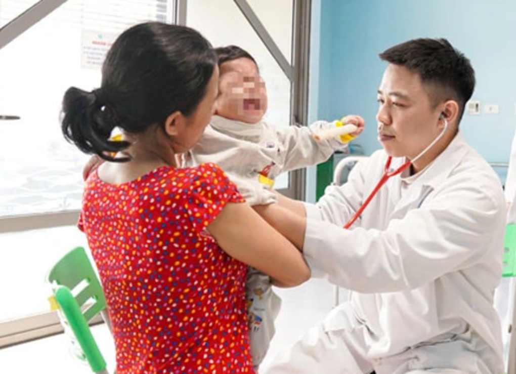 Bé gái sau sinh liên tục sùi bọt cua, phát hiện bệnh không thể ăn uống - 1 Bé gái sau sinh liên tục sùi bọt cua, phát hiện bệnh không thể ăn uống - 1